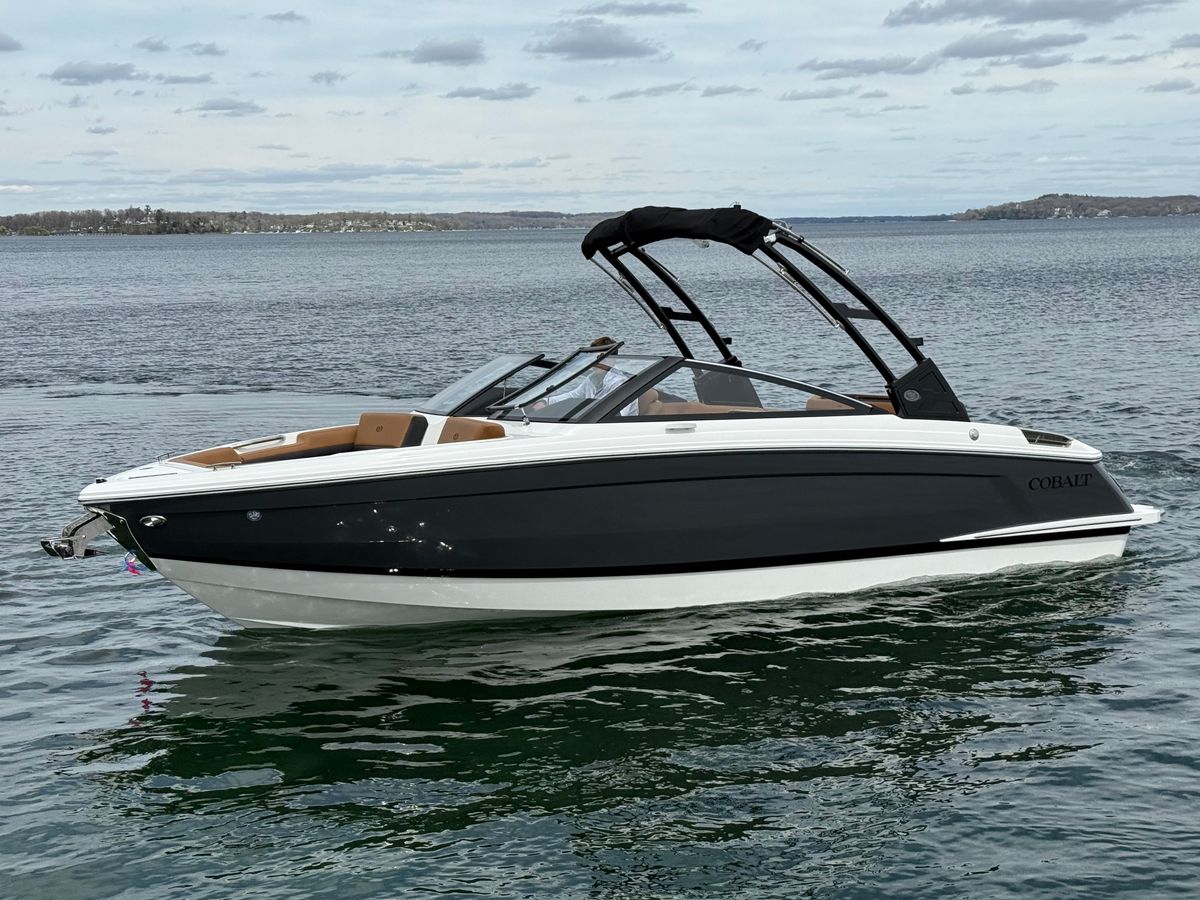Cobalt Boats R4 Bowrider