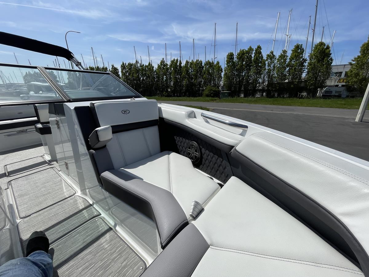 Cobalt Boats R6 Bowrider 2020 bij Belgian Boat Service