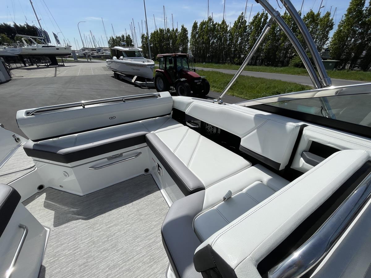 Cobalt Boats R6 Bowrider 2020 bij Belgian Boat Service