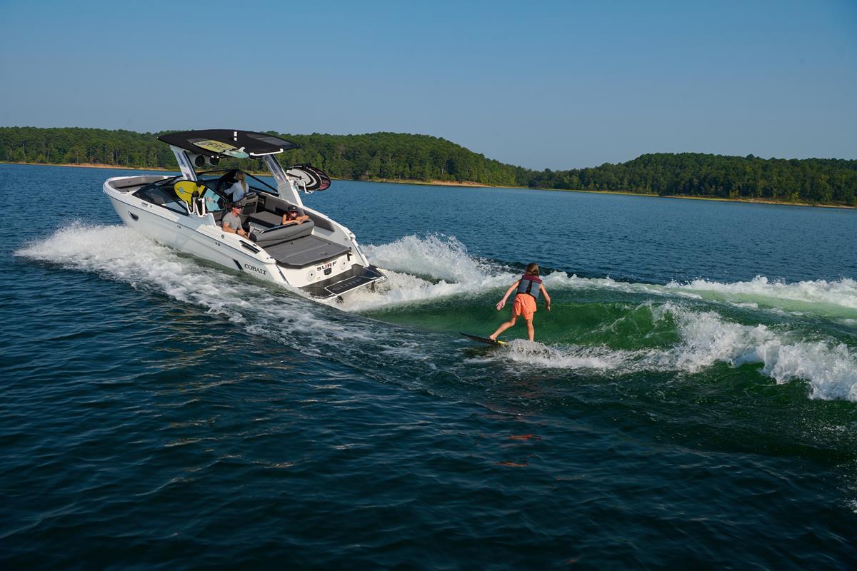 Cobalt Boats R6 Surf 2020 bij Belgian Boat Service