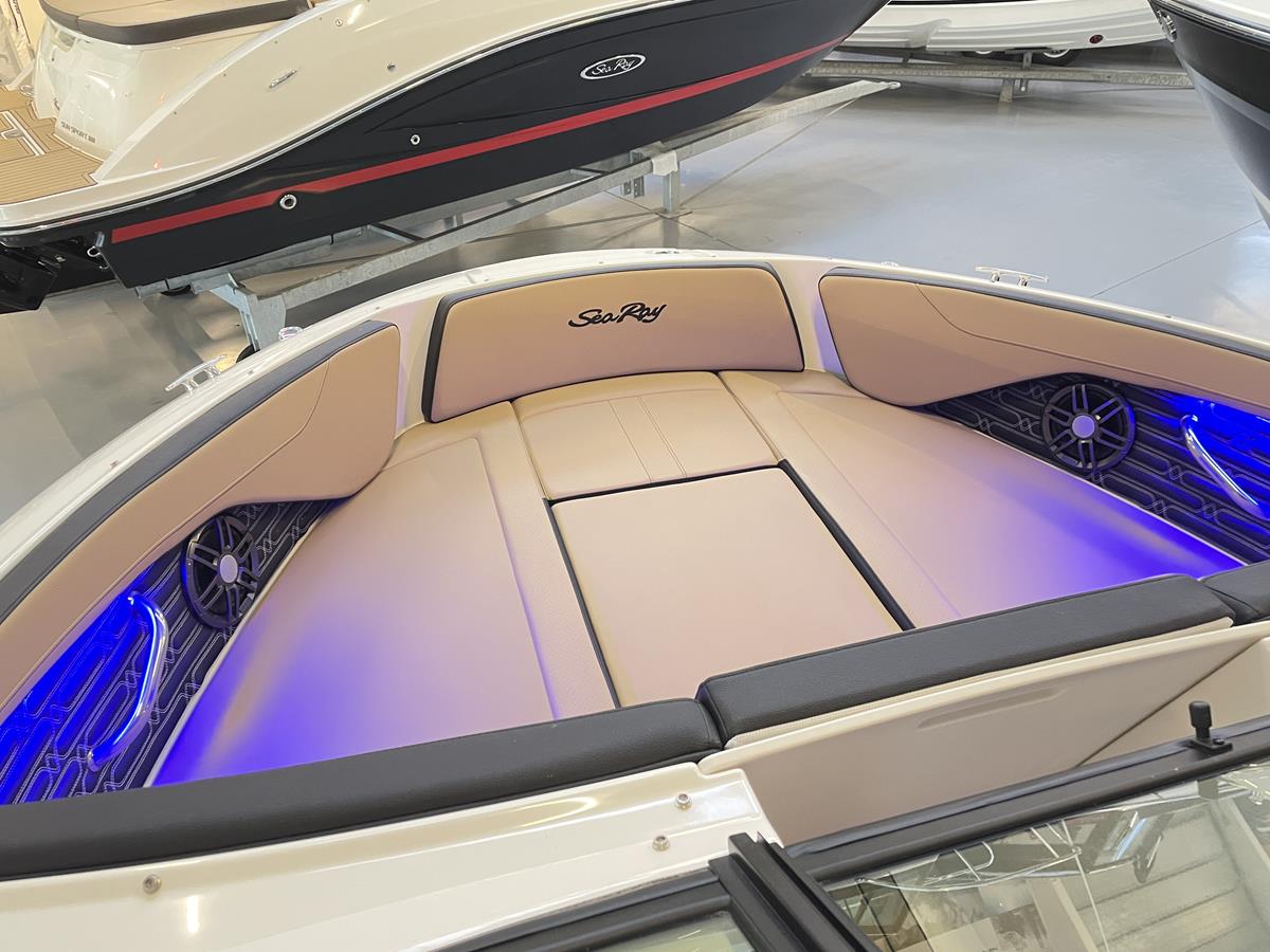 Sea Ray 210 SPX Outboard 2020 bij Belgian Boat Service