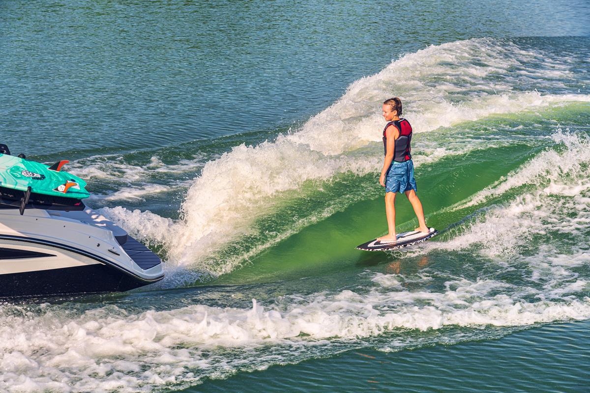 Sea Ray 230 SDS Surf 2020 bij Belgian Boat Service