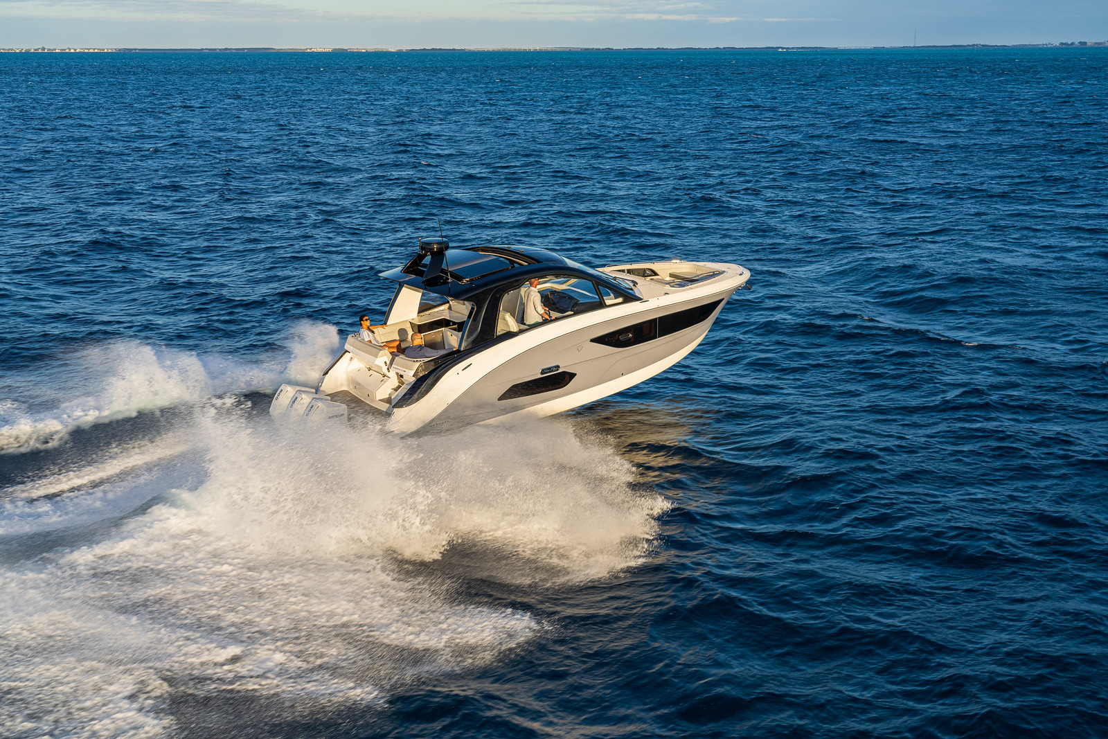 Sea Ray 370 Sundancer 2020 bij Belgian Boat Service